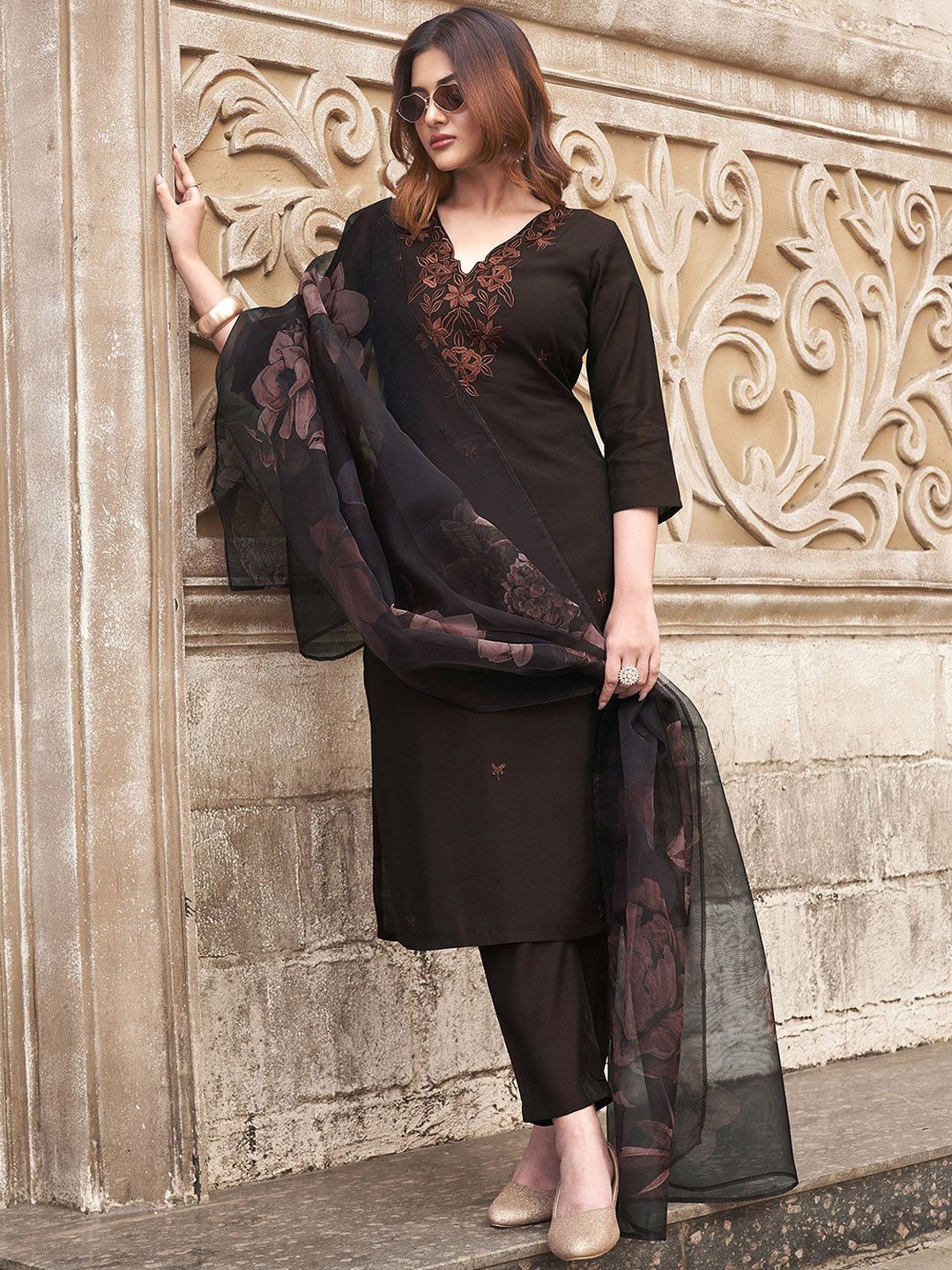 Floral Embroidered V-Neck Straight Thread Work Kurta With Trousers And Dupatta