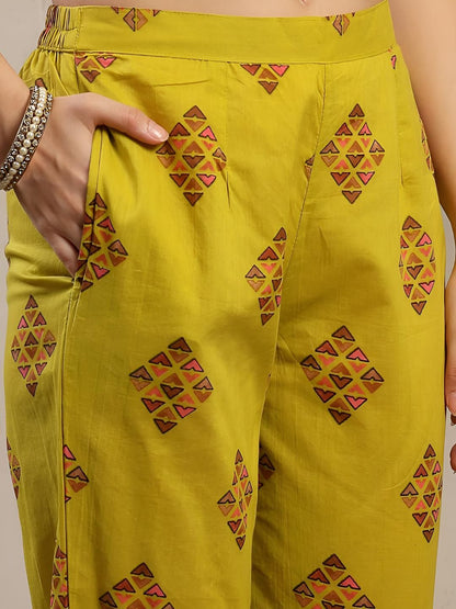 Women Floral Printed Cotton Kurta with Trousers & Dupatta