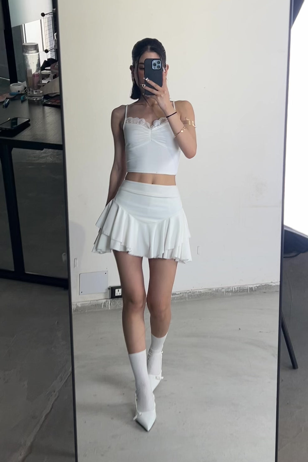 White V shape ruffle skort