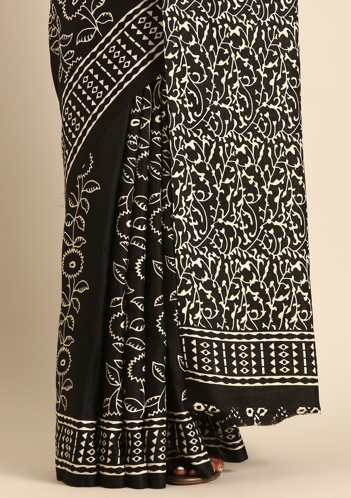 Black Abstract Printed Tussar saree