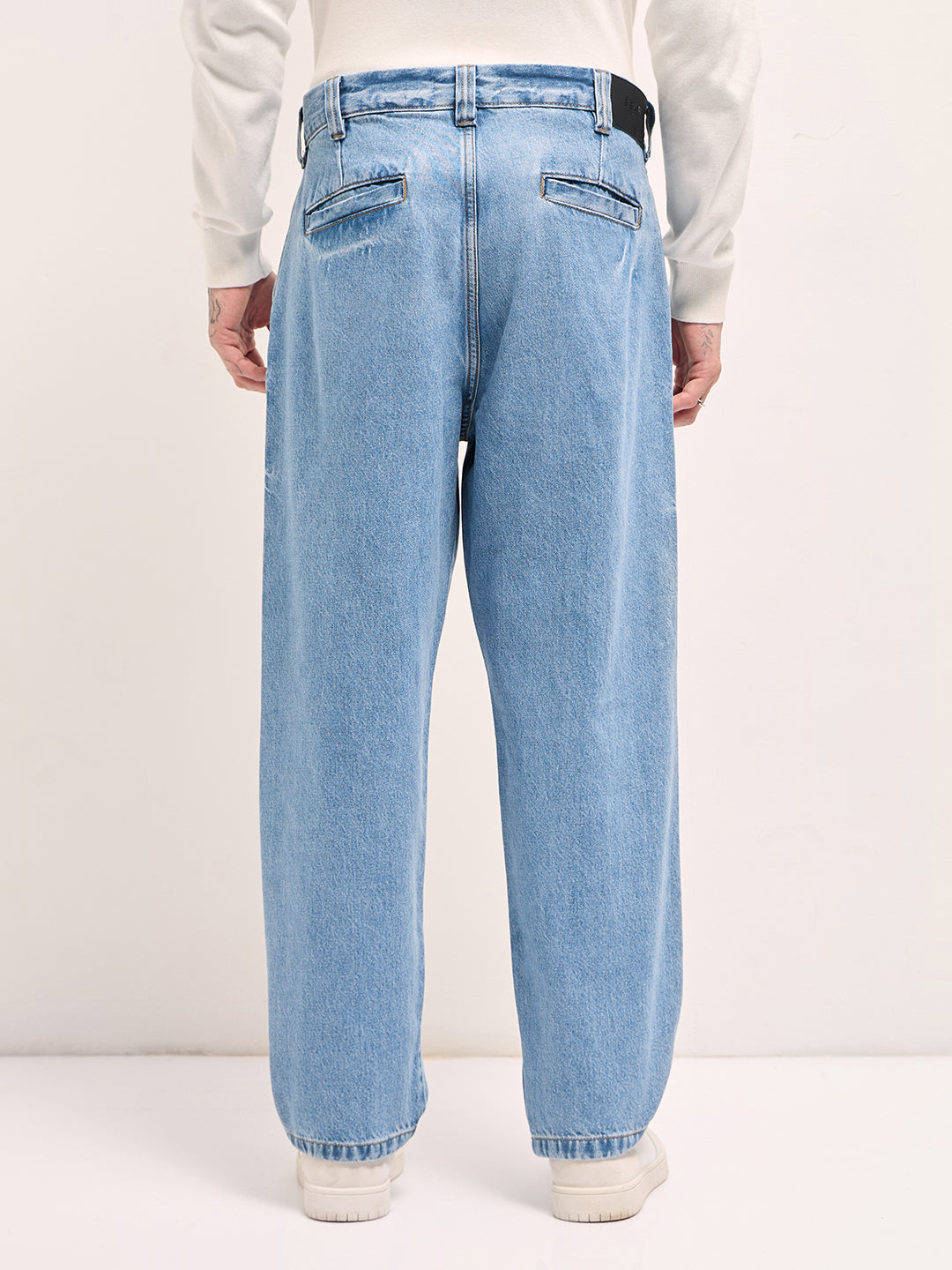 Classic Wide-Leg Denim Jeans with Pleated Detailing