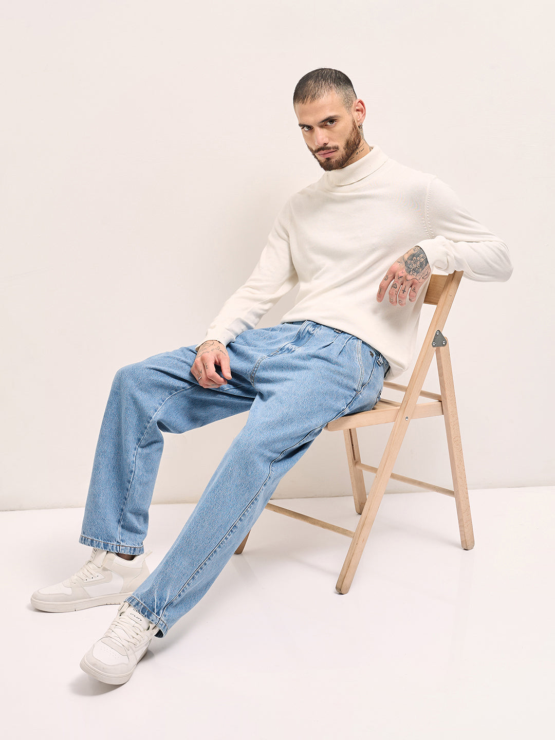 Classic Wide-Leg Denim Jeans with Pleated Detailing