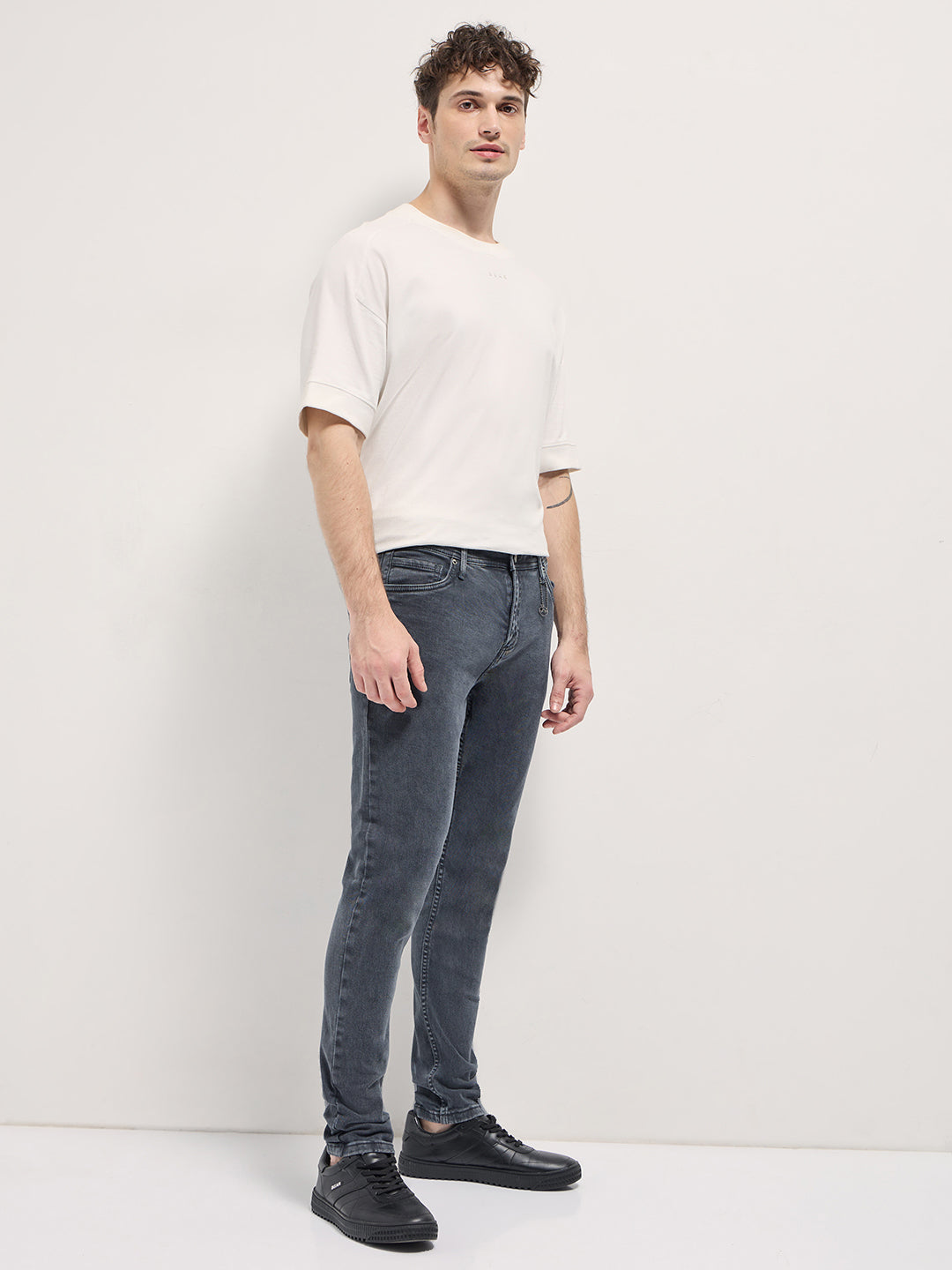 Stylish Blue Jeans with Comfortable Stretch and Skinny Fit