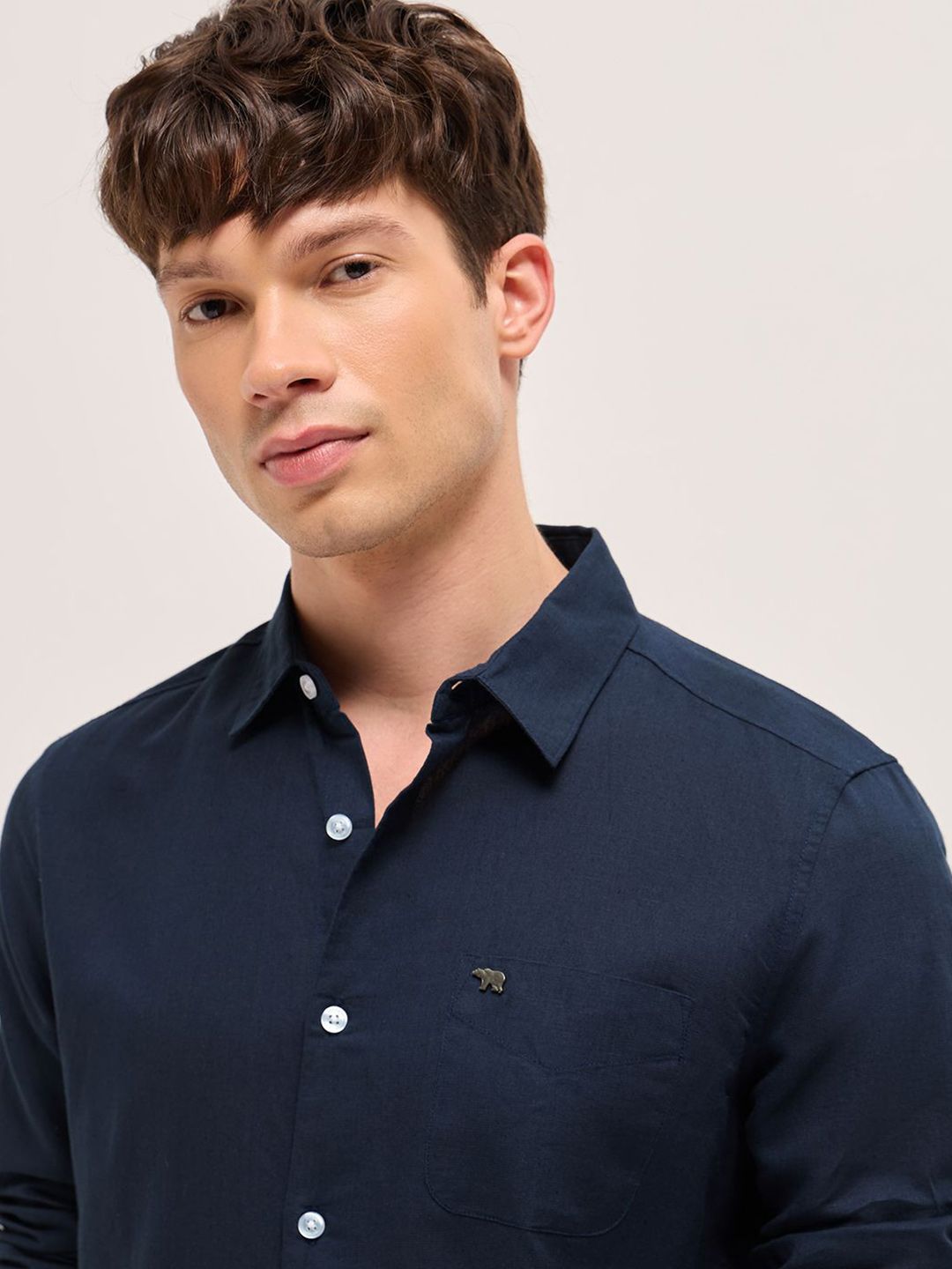 Men Slim Fit Solid Spread Collar Casual Shirt