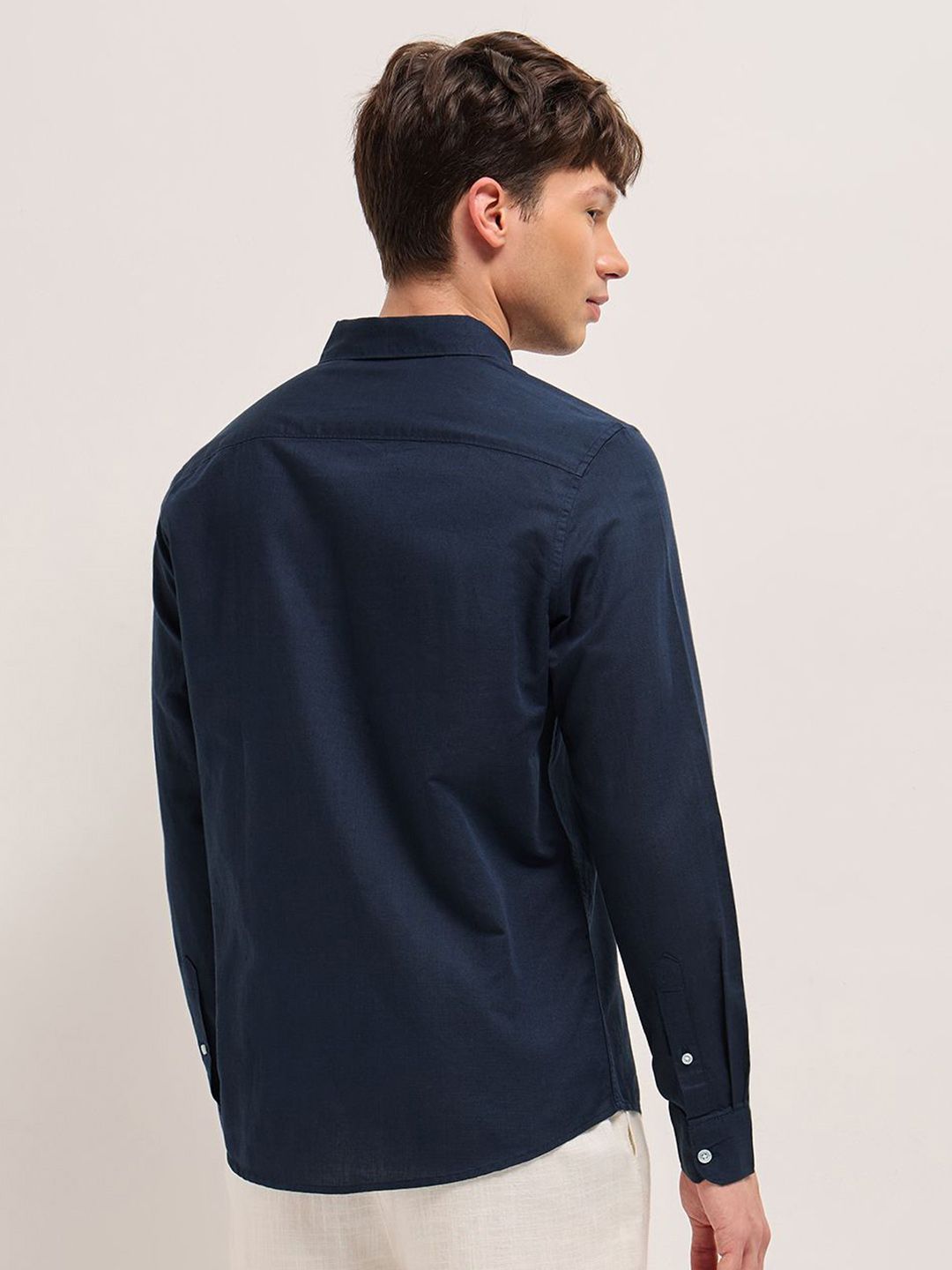 Men Slim Fit Solid Spread Collar Casual Shirt