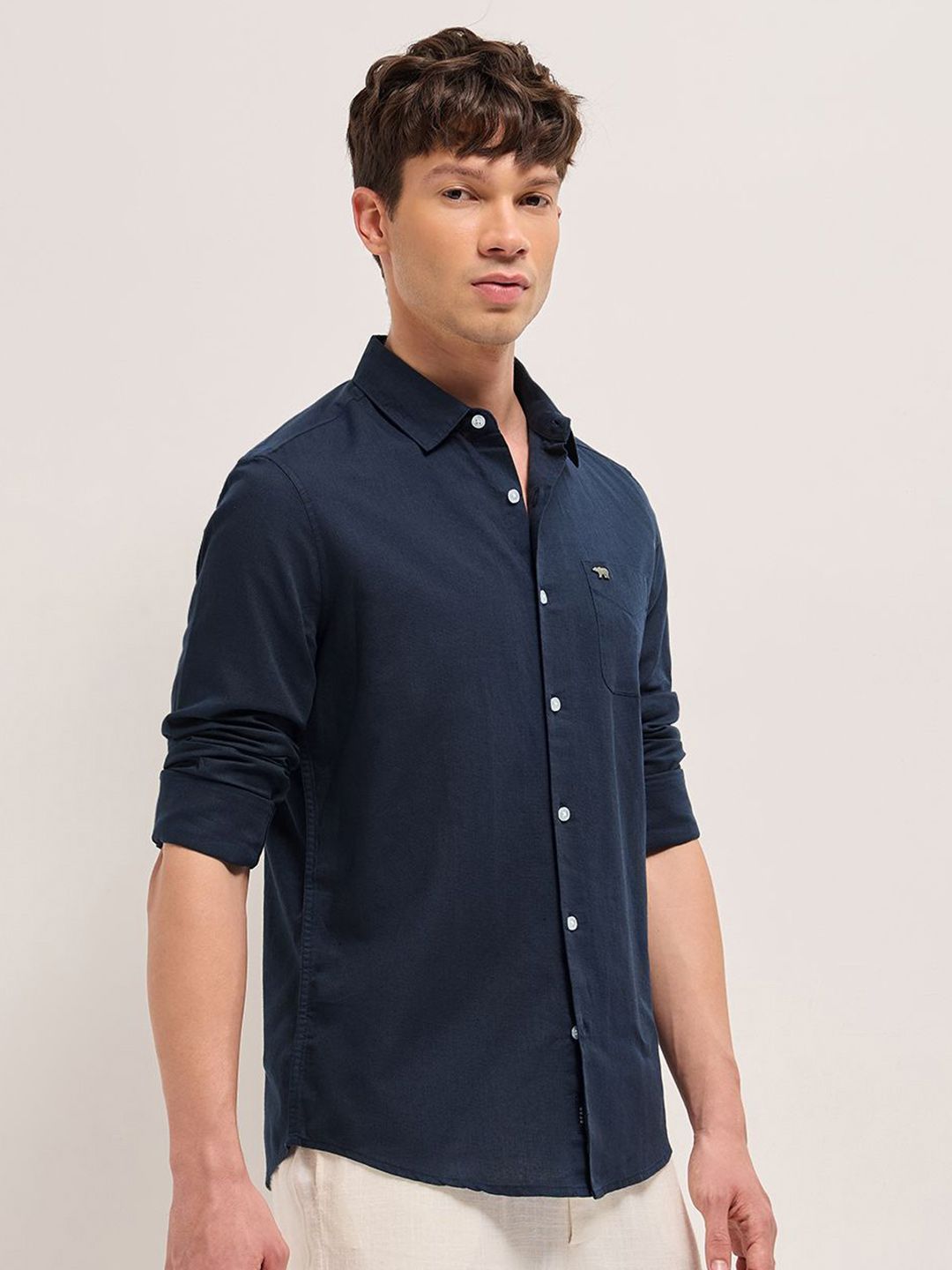 Men Slim Fit Solid Spread Collar Casual Shirt