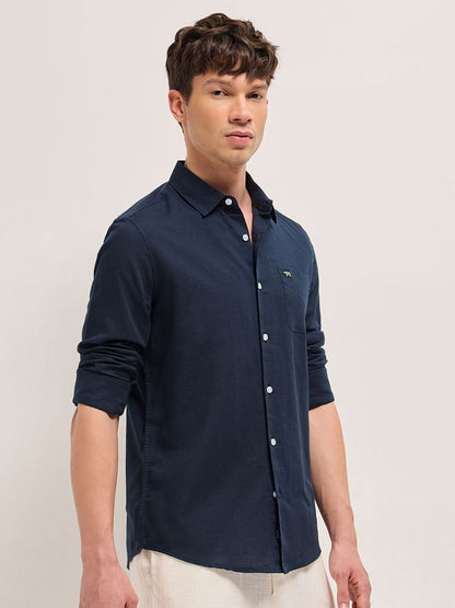 Men Slim Fit Solid Spread Collar Casual Shirt
